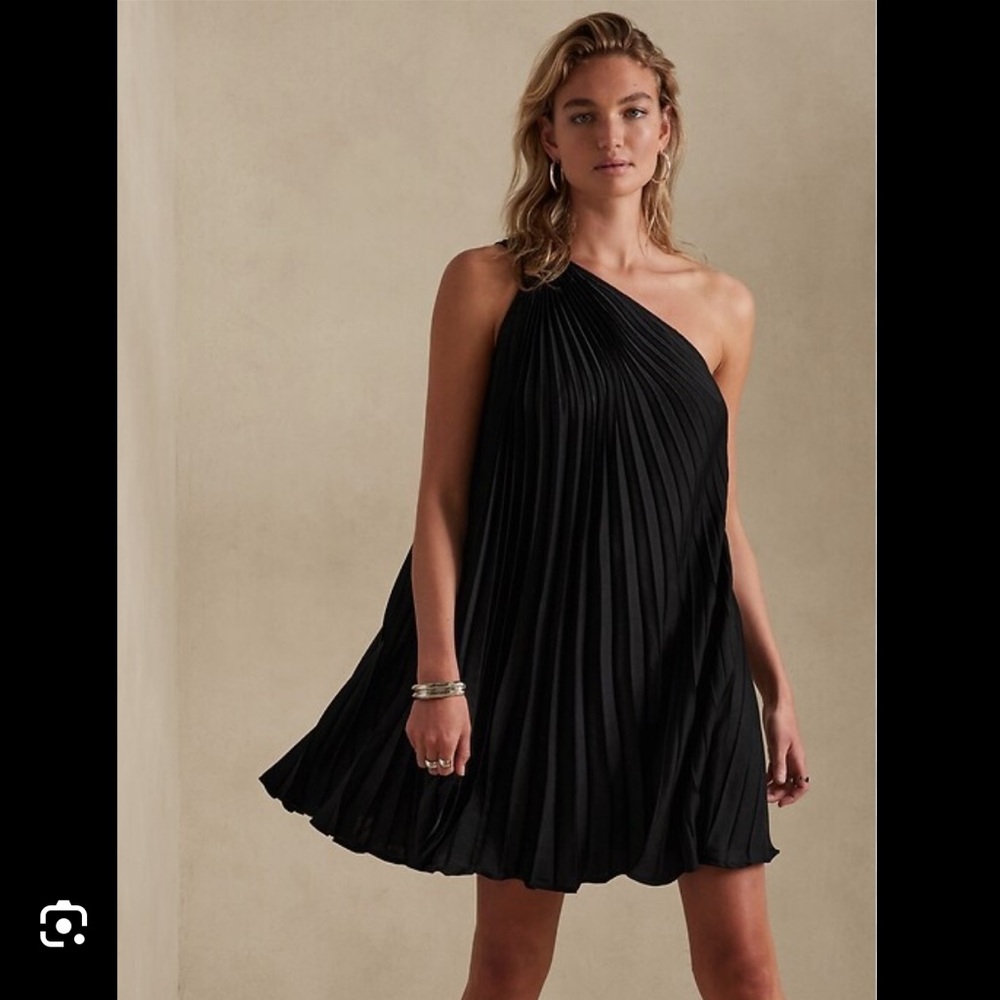 BNWOT Banana Republic Radiant Pleated Silk One Shoulder Black dress